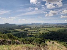 A bazaltkúp tetejéről elénk táruló panoráma a Káli-medence kis falvaival s a távolban a medencét övező hegyekkel igazi meseszép tájkép. 