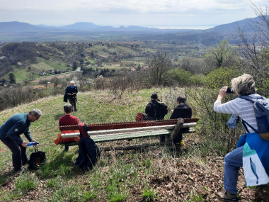 Ezen a képen a „Kő orra” nevű magaslatról a kilátás a Balatonra, és a Balaton-felvidék tanúhegyeire. Fotó: Nagybátori Anna.