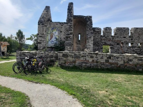 Vászolyon át Dörgicséig tekertünk, ahol a templomrom mellett a Levendula Majornál tartottuk első pihenőnket egy frissítő levendulaszörp mellett. 